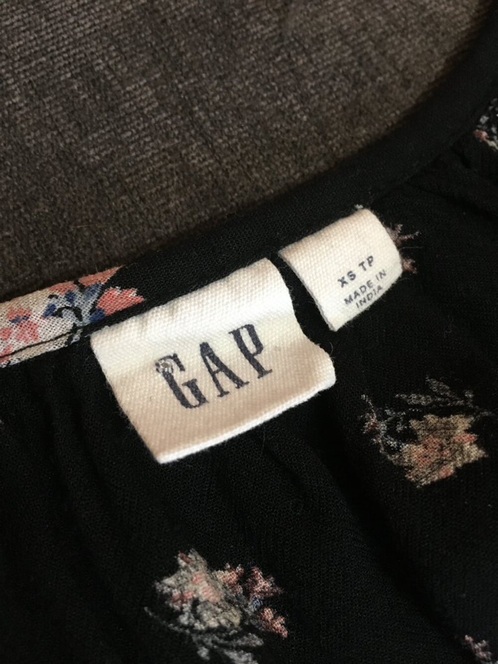 GAP Black Ditsy Floral Flutter Sleeve Tie Front Keyhole Blouse Rayon XS - Picture 10 of 16